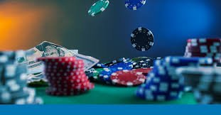 Antarmuka aplikasi mobile hollyslot77 menampilkan permainan slot dan meja live dealer