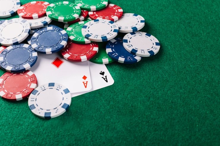 Antarmuka Ceme Online di hollyslot77 dengan kartu dealer dan pemain yang jelas